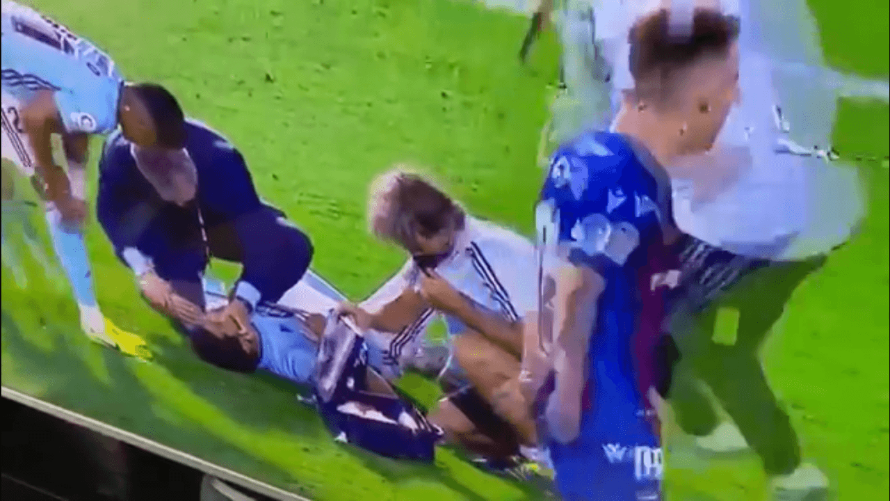 Tremendo choque de Nestor Araujo en la derrota del Celta