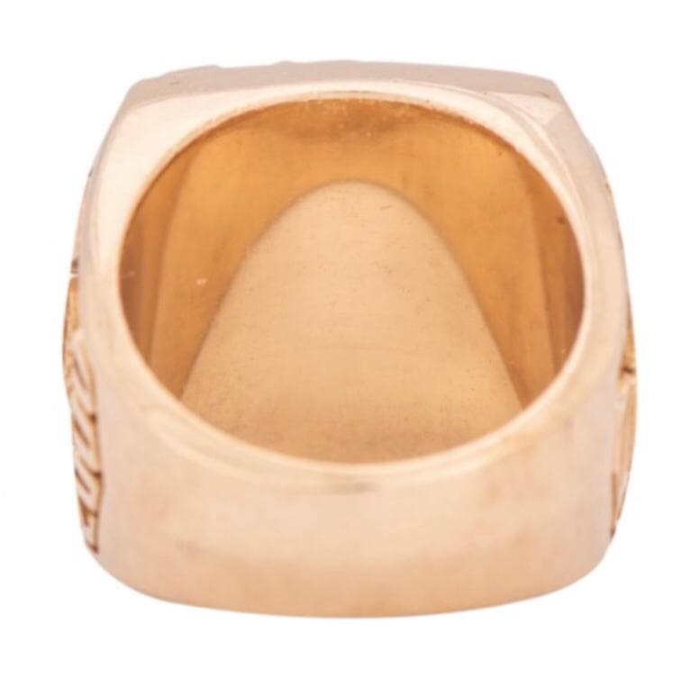 El anillo de campeonato de Los Angeles Lakers de 2000 que Kobe Bryant regaló a su padre Joe, está disponible en una subasta que arrancará en los $40 mil dólares.