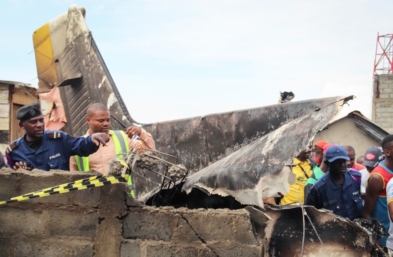 En fotos: Un pequeño avión se estrella contra un vecindario y deja más de 20 muertos, a bordo y en tierra