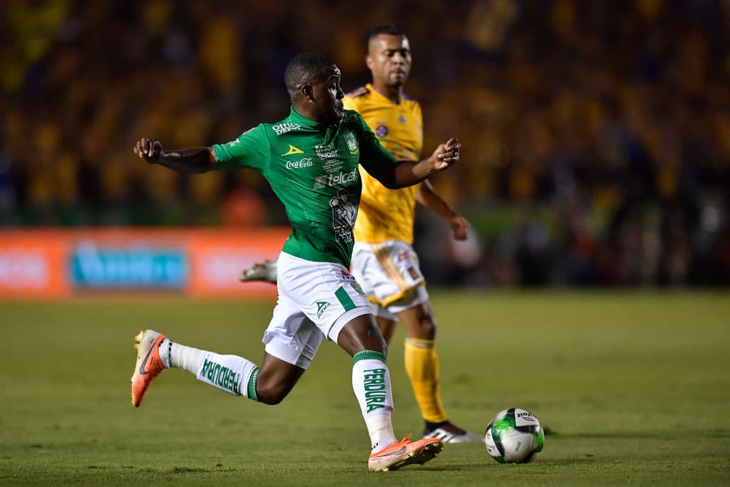 En una de las pocas pelotas que tuvo de tres cuartos de cancha para adelante el costarricense Joel Campbell por el León en los primeros 45 minutos, casi no gravitó.