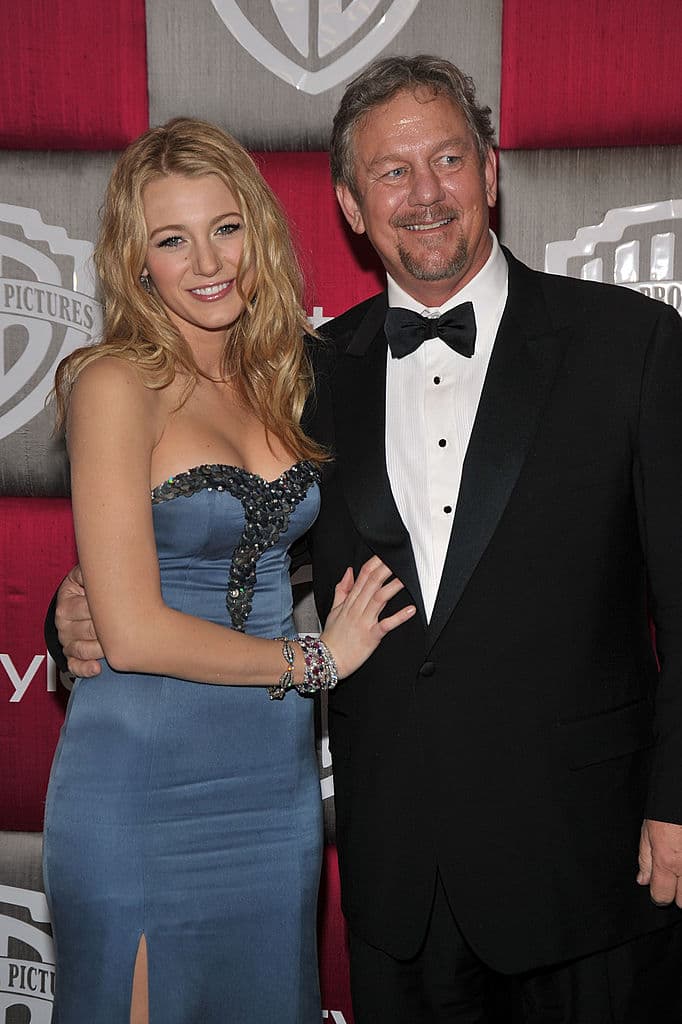 Ernie Lively, actor, entrenador de actuación y padre de la estrella de "Gossip Girl" Blake Lively, murió el 3 de junio a la edad de 74 años; murió por complicaciones cardíacas.