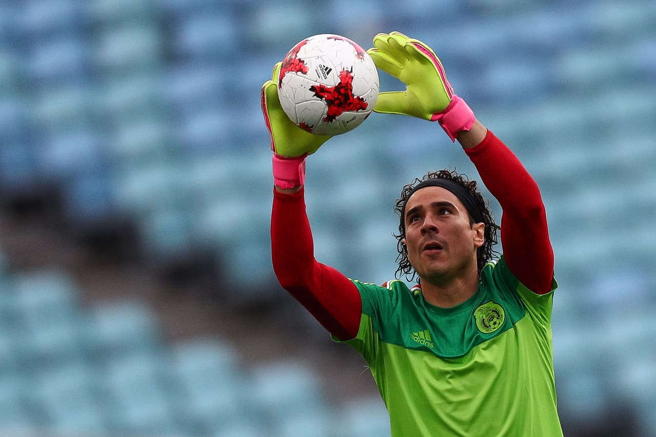 <b>Arquero de México</b>: Guillermo Ochoa: 3.35 millones de dólares (Granada de España).