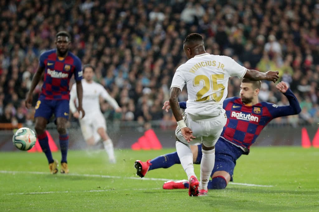 Desvío de Piqué en el disparo de Vinicius que se va a la red. El camiseta 25 desborda por la banda izquierda, entra al área, amaga y tira, ¡imposible para Ter Stegen!