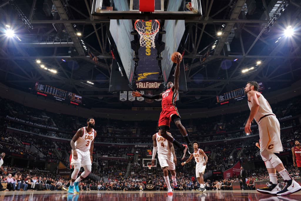 Kendrick Nunn, de los Miami Heat clava el balón hasta el fondo de la canasta mientras los Cleveland Cavaliers observan la espectacular jugada, en el triunfo de los Cavaliers 125-119 sobre el Heat.