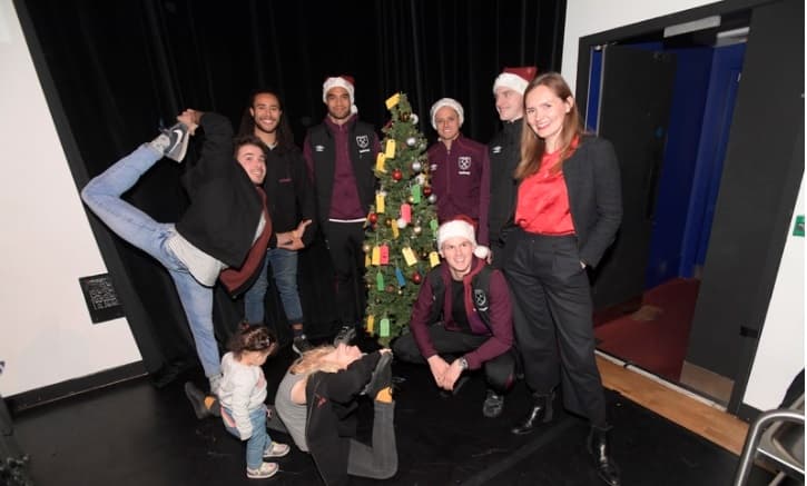 “Es grandioso que West Ham se integre a la comunidad de Stratford. Es muy importante- Algo fundamental es que estos niños pequeños puedan vernos y sentir que estamos cerca”.
<br>‘Full Hearts Full Tummies’ fue creado por Stratford Circus en el 2014 para “proporcionar una experiencia divertida e inolvidable a las familias desfavorecidas locales”, explicó la misma nota del portal del West Ham.