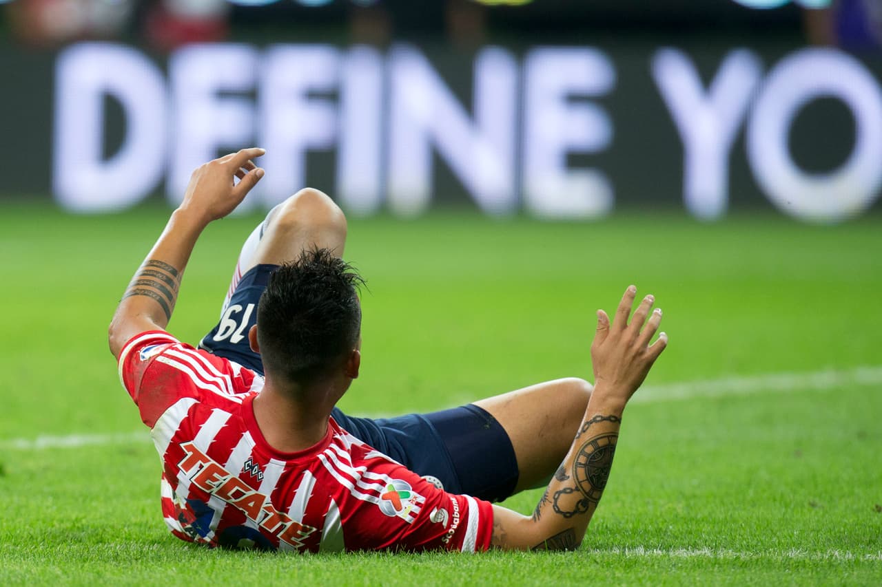 Con todo, el conjunto deberá no únicamente atender los reclamos de su afición, sino soportar en primera fila el pleito legal entre Jorge Vergara y Angélica Fuentes por la propiedad del conjunto en medio de un gran escándalo mediático. En Chivas todo es una revancha tras otra. Incluso entrar a la Liguilla, luego de no hacerlo en el Apertura 2015, lo sería.