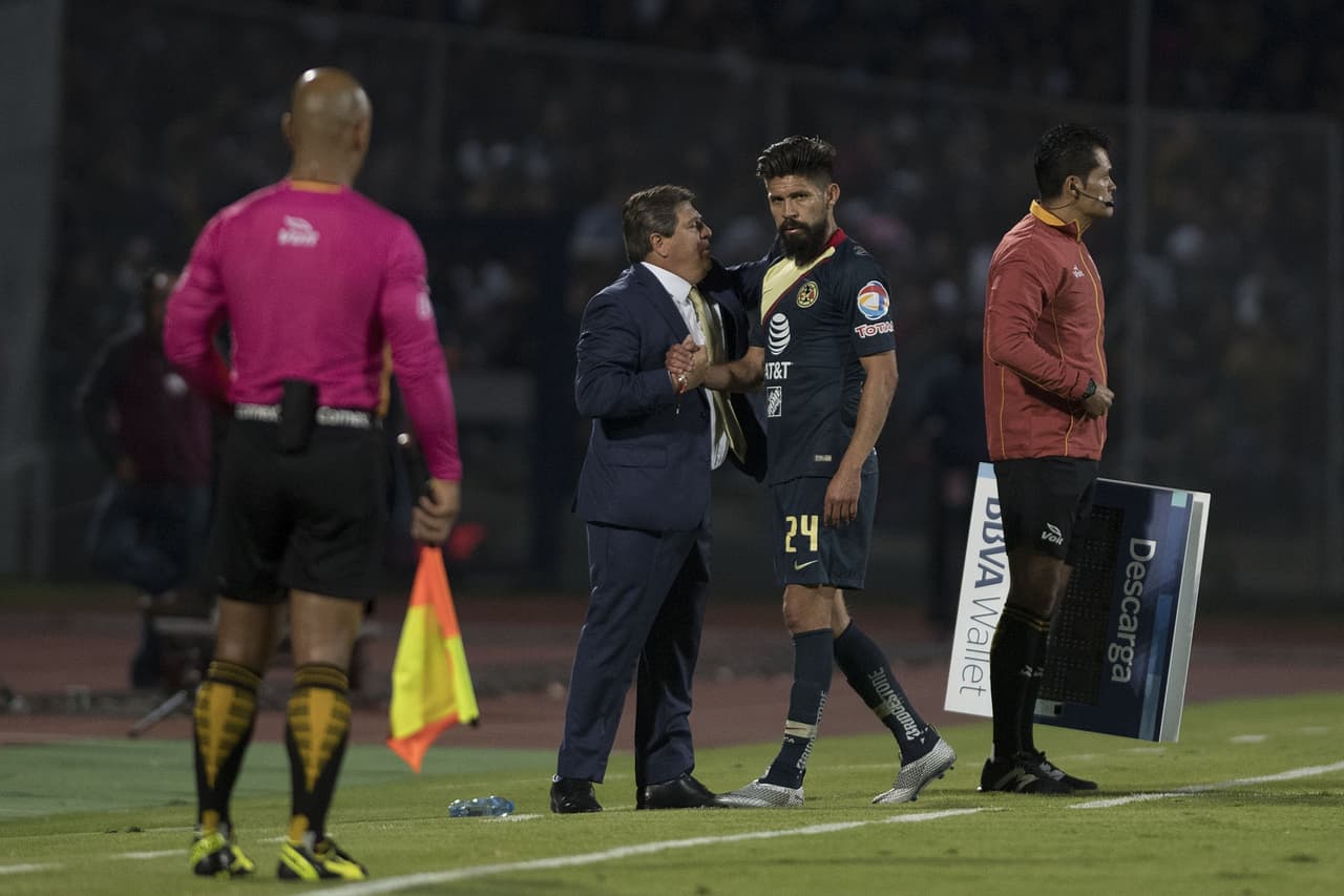 Herrera tenía como elegido al colombino Mateus Uribe pero el goleador mexicano no atendió esa orden aunque el técnico le dijo a comienzo de 2018 que dejaba de ser el cobrador oficial.