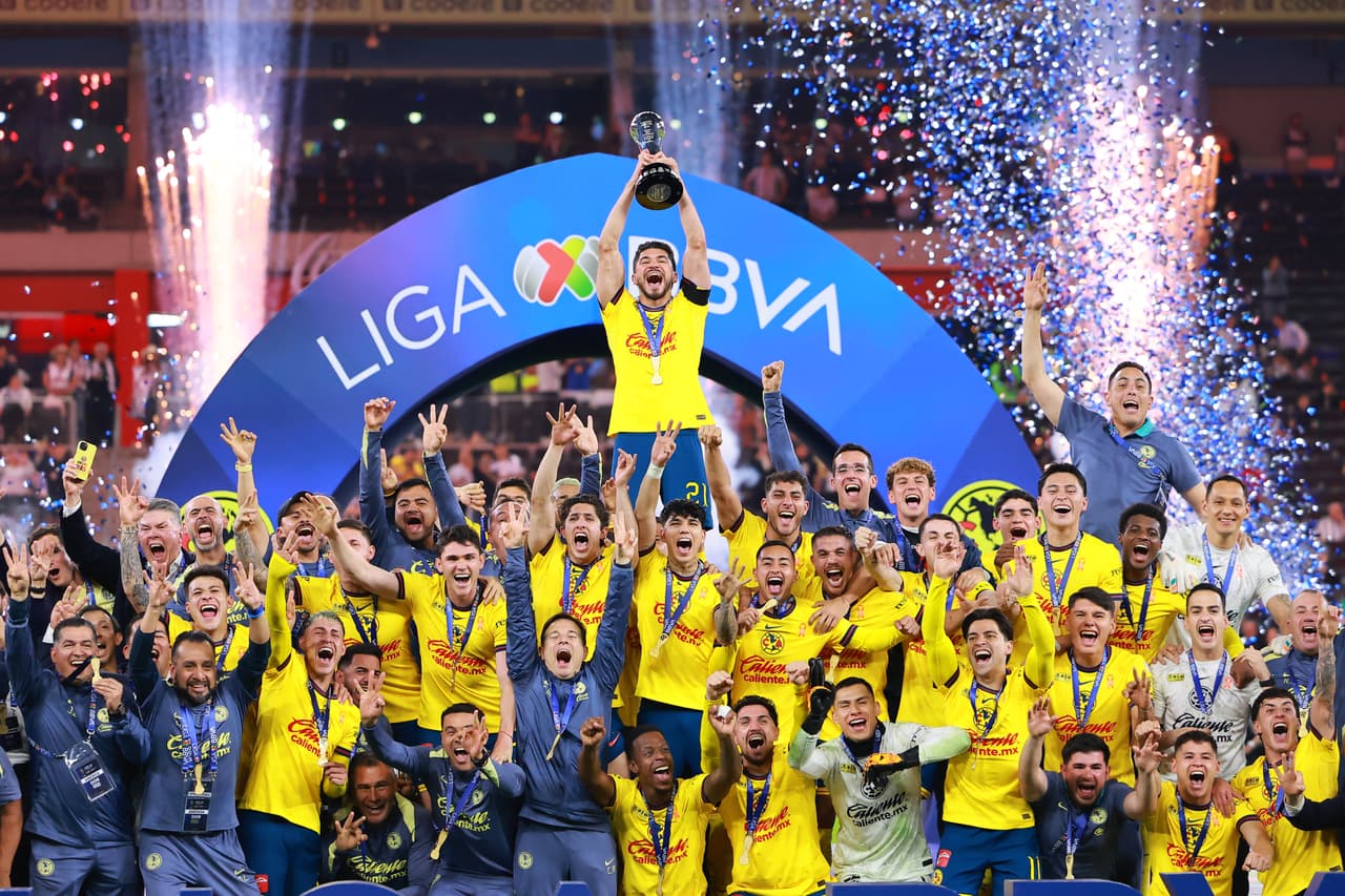 <b>¡Remontad épica!</b>
<br>América perdía 2-1 en el global ante Cruz Azul, pero al minuto 90+2 apareció el guardamenta de las Águilas Moisés Muñoz con un remate de cabeza, anotó y envió el juego a tiempoo extra y, posteriormente, llegó la definición en tanda de penales donde el equipo azulcrema se proclaamó campeó, esto prolongó la sequía de títulos para la Máquina,