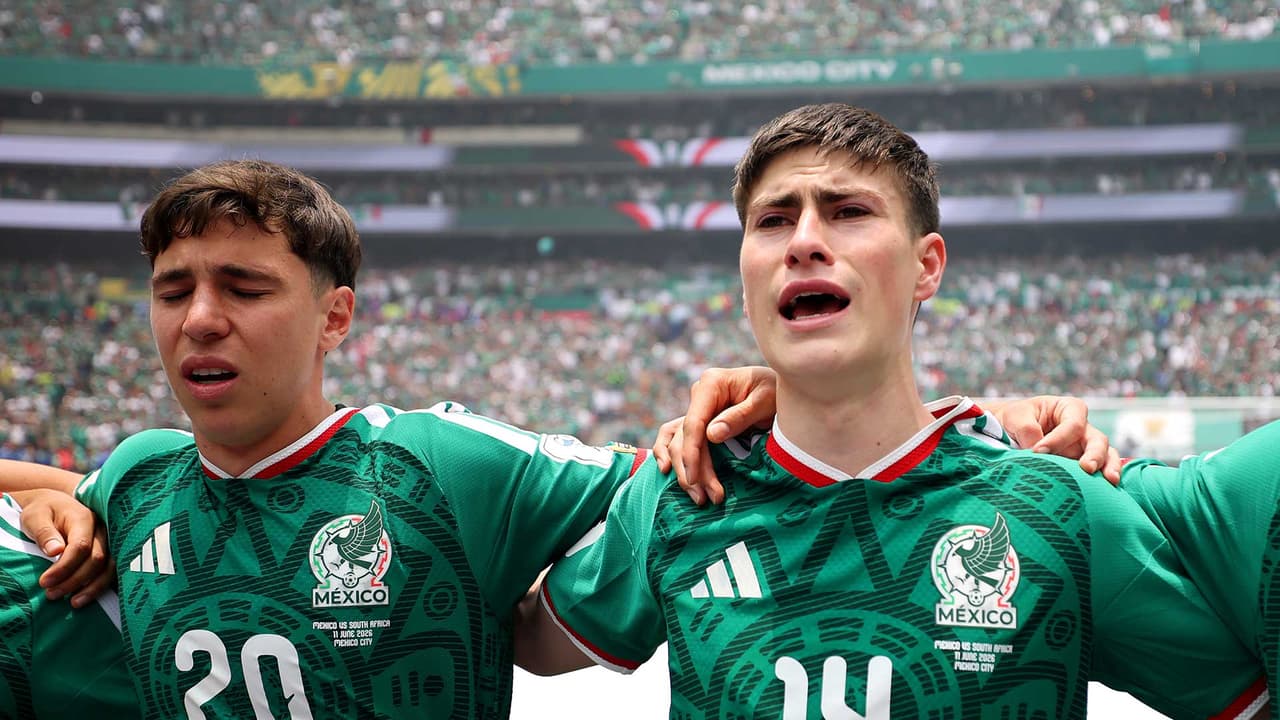 Hormiga Gonzalez y Mateo Chávez confirman su tradición juntos en el himno nacional de México en el Mundial 2026