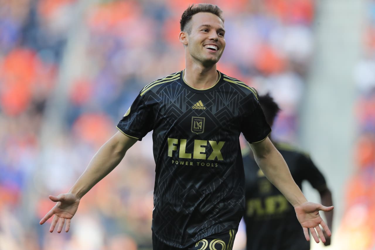 Danny Musovski puso cifras definitivas al encuentro.
<br>