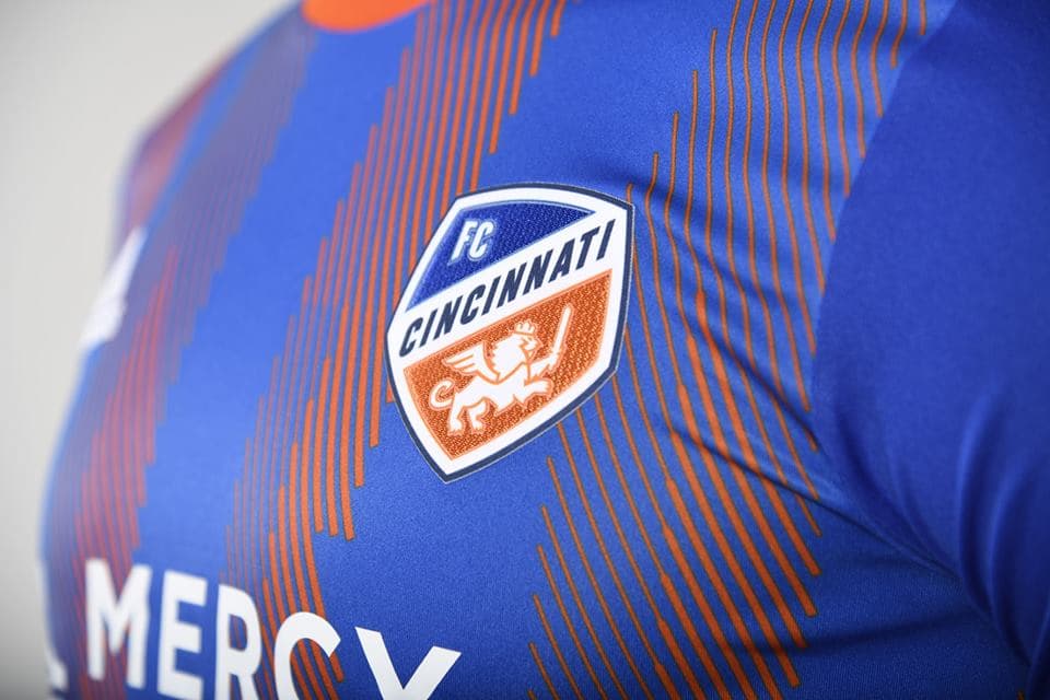 La nueva camiseta primaria contará con una etiqueta que la identifica como el uniforme de la temporada inaugural de FC Cincinnati en Major League Soccer. (FC Cincinnati)