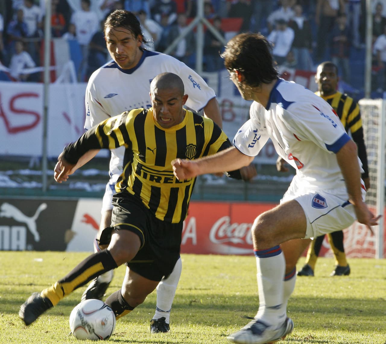 En el 2006 pasó al Peñarol de Montevideo, donde su garra y entrega comenzaron a ser objeto de interés de ricos clubes mexicanos.