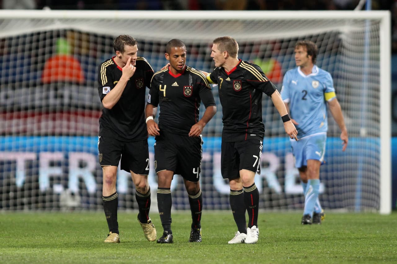 Dennis Aogo (Alemania) - Nació en Karsruhe , Alemania, pero sus raíces son nigerianas. Llegó a jugar tres partidos con la selección absoluta y estuvo en el Mundial Sudáfrica 2010.