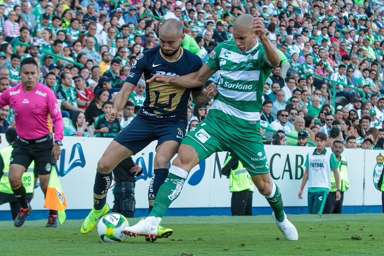 El brasileño Matheus Doria (derecha) al minuto 77' le dio el quinto gol a Santos Laguna.