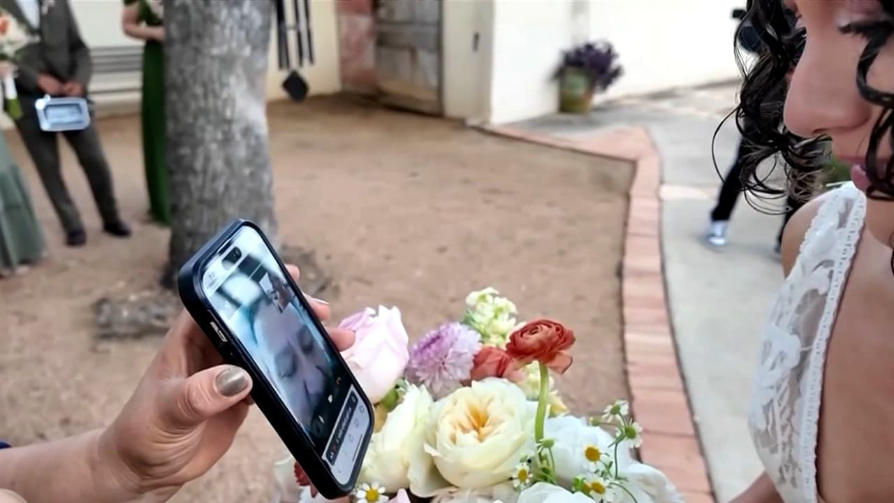 “Te guardamos tu silla, papi”: Novia comparte su boda por videollamada con su padre detenido por ICE