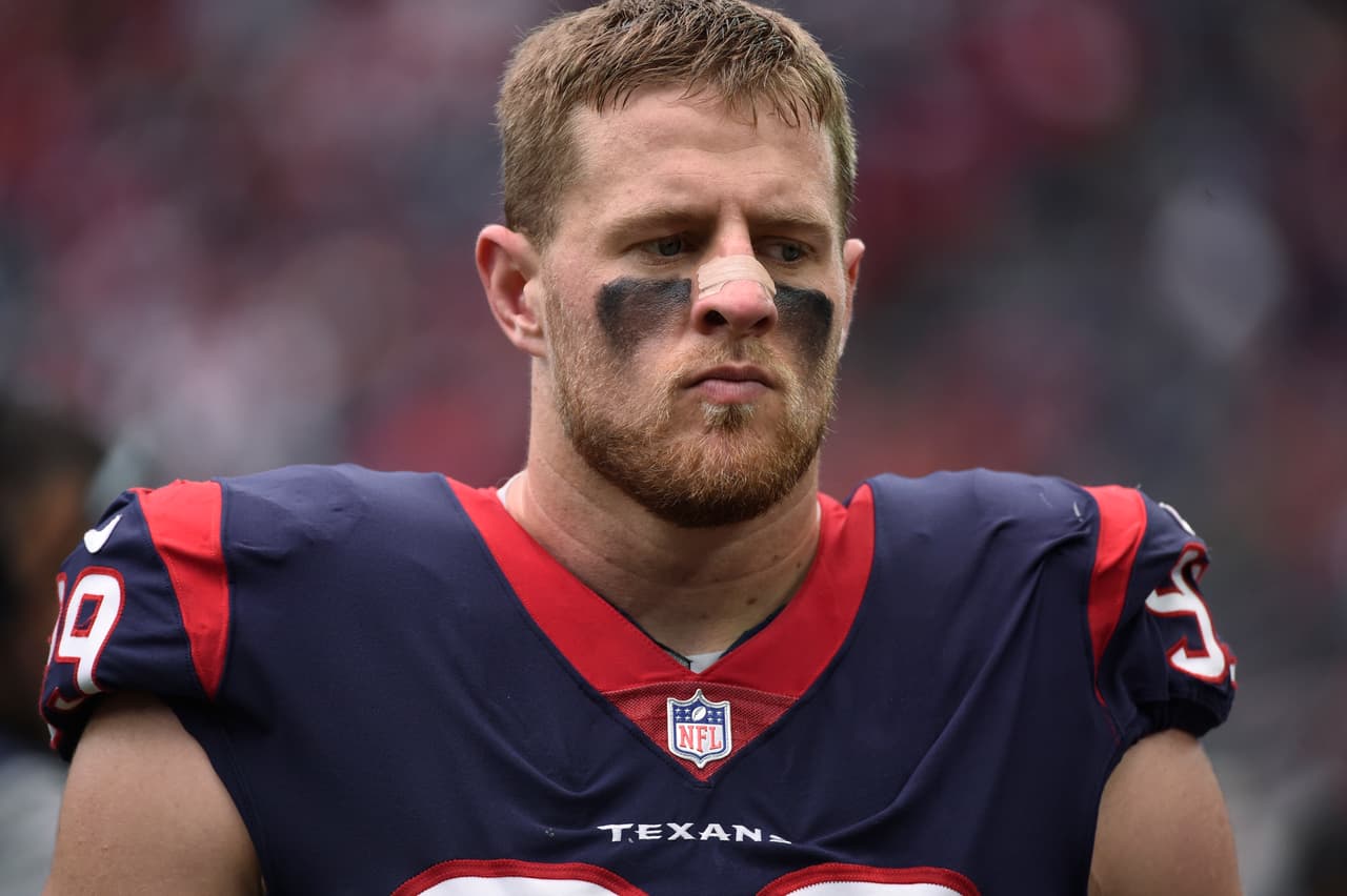 Permaneció a un costado del terreno, antes de que un carrito lo condujera a los camerinos, luego fue posible ver a Watt desplazándose con muletas hacia la ambulancia para ir al hospital, donde horas más tarde determinarían que no podrá jugar más este año.