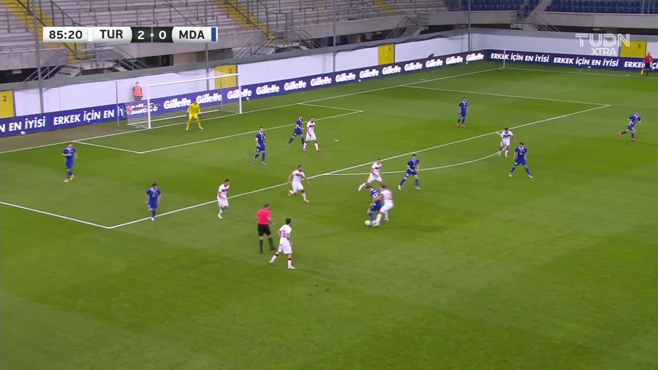 ¡CERCA! Umut Meras disparó que se estrella en el poste.