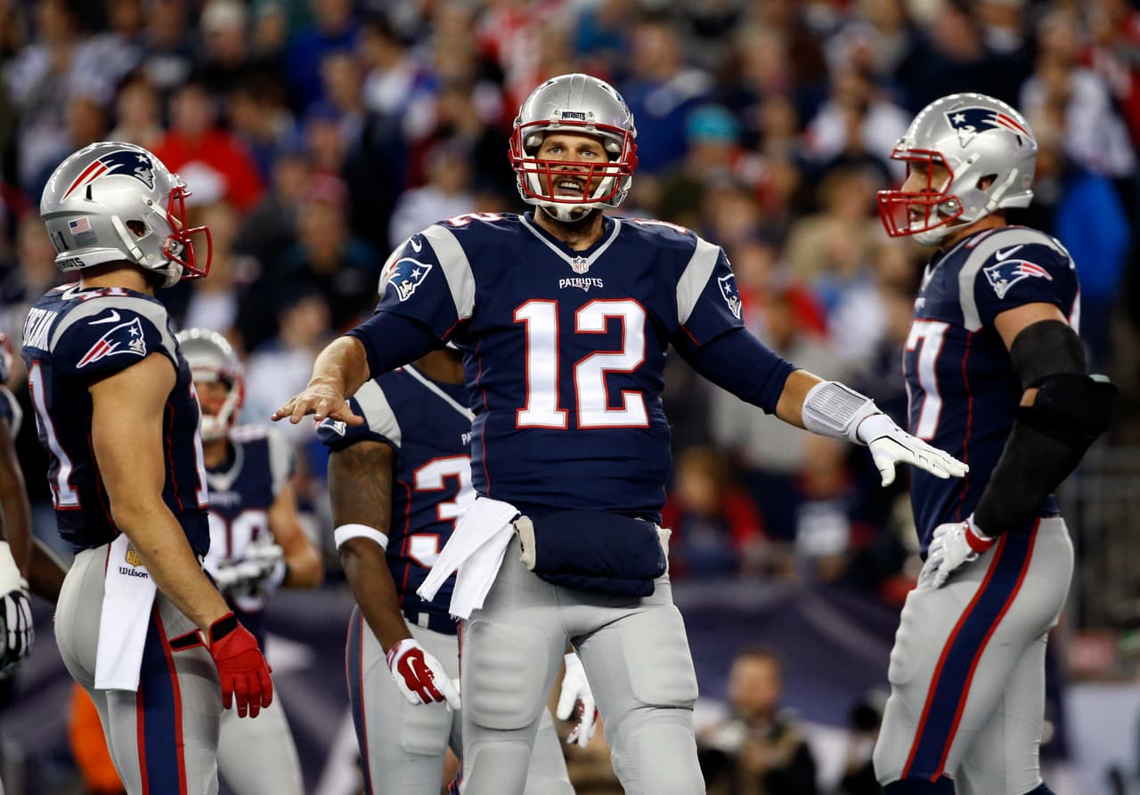 <i>La Estrella</i>: TOM BRADY
<br>Considerado por muchos expertos y aficionados como el mejor quarterback de la historia luego de cosechar otra hazaña al ser el artífice de la victoria del último Super Bowl en Houston. Apodado ‘The G.O.A.T.’ Brady llega a la campaña 2017 con 40 años de edad y con expectativas enormes que apuntan a la mejor temporada de su prolífica carrera. Otras figuras de los Pats son Rob Gronkowski y Dont’a Hightower.