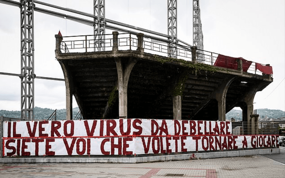 Fanáticos del Torino desplegaron pancartas de rechazo del regreso del futbol a Italia en medio de pandemia.