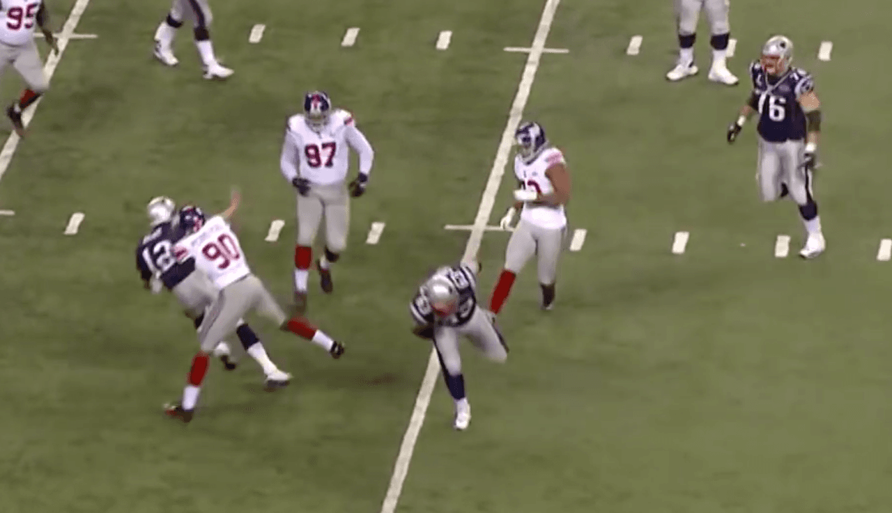 De cara a la Temporada 2020 de la NFL, Tom Brady se convierte en el nuevo QB de los Tampa Bay Buccaneers y ahí compartirá vestuario con Jason Pierre-Paul. Pero seguro TB12 no olvidaa este tremendo golpe que le propinó el #90 de los Giants hace 8 años.