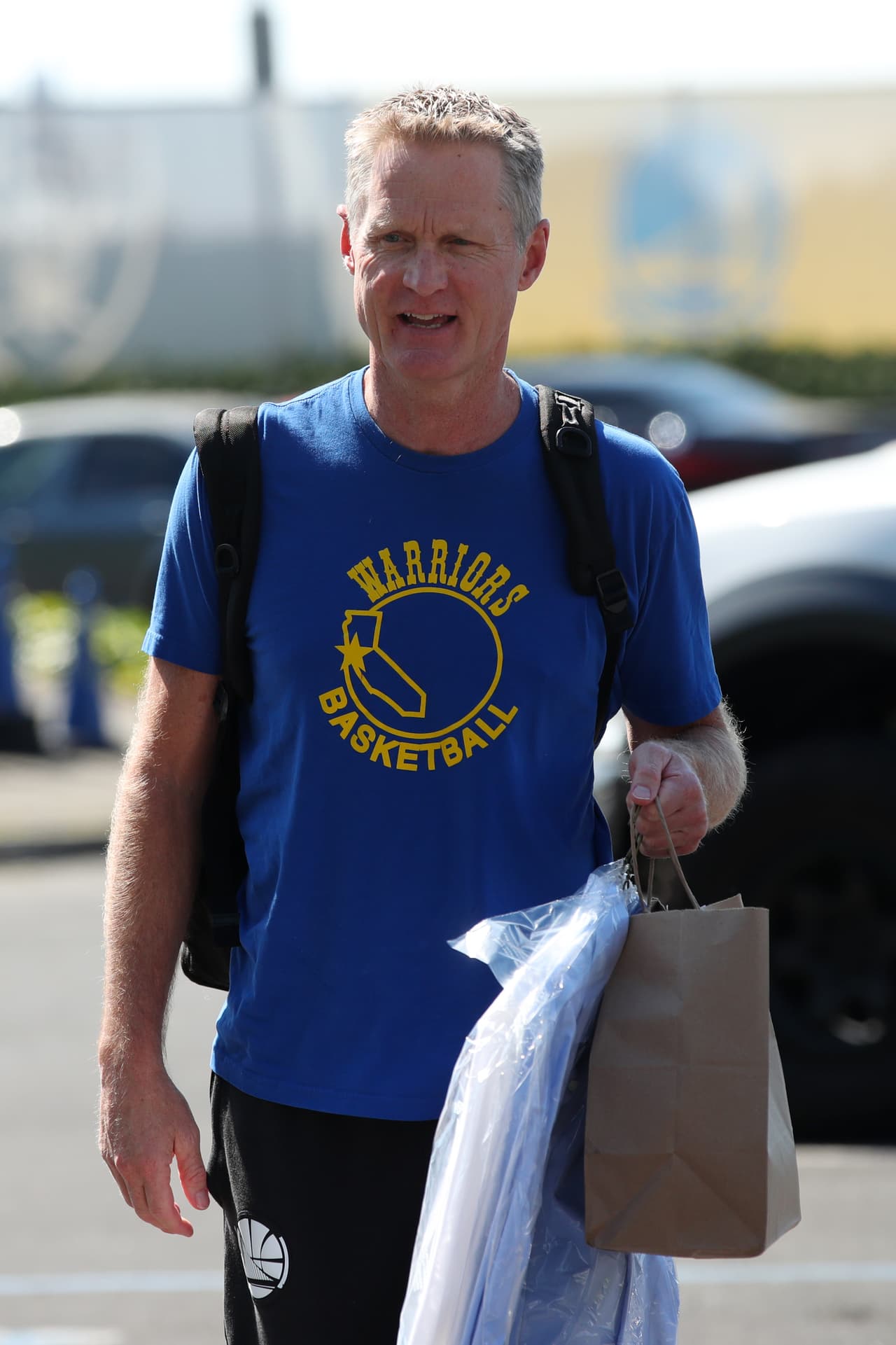 Los jugadores de Raptors y Warriors llegaron a Oracle Arena para la disputa del Juego 6 de las Finales NBA. Toronto busca destapar la champaña en patio ajeno y Golden State vivir un día más. Es el último partido NBA en la historia de Oracle Arena, en Oakland, ya que la temporada entrante el equipo se mudará al moderno Chase Center en San Francisco. Por ese motivo los aficionados acudieron a despedirse de la que ha sido su casa por más de cinco décadas.