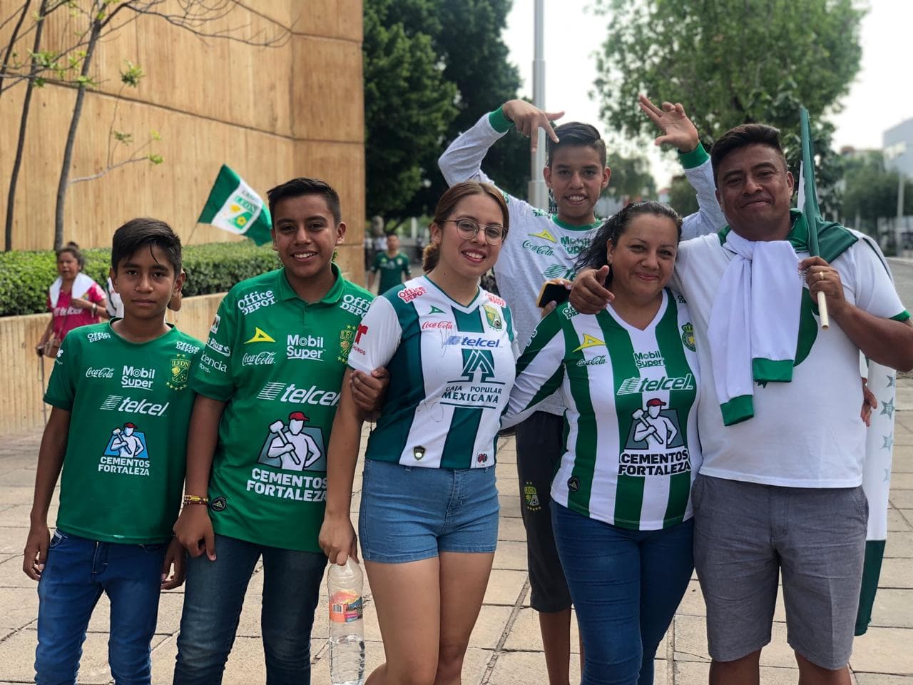 A pocos minutos de la Final del Clausura 2019 entre León y Tigres así viven los fanáticos la llegada al estadio.