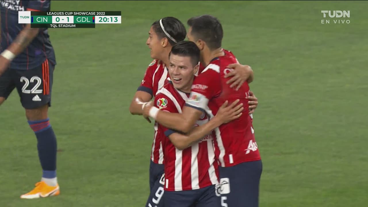 ¡Gooool! Pável Pérez saca el tiro y pone el 0-1 para Chivas