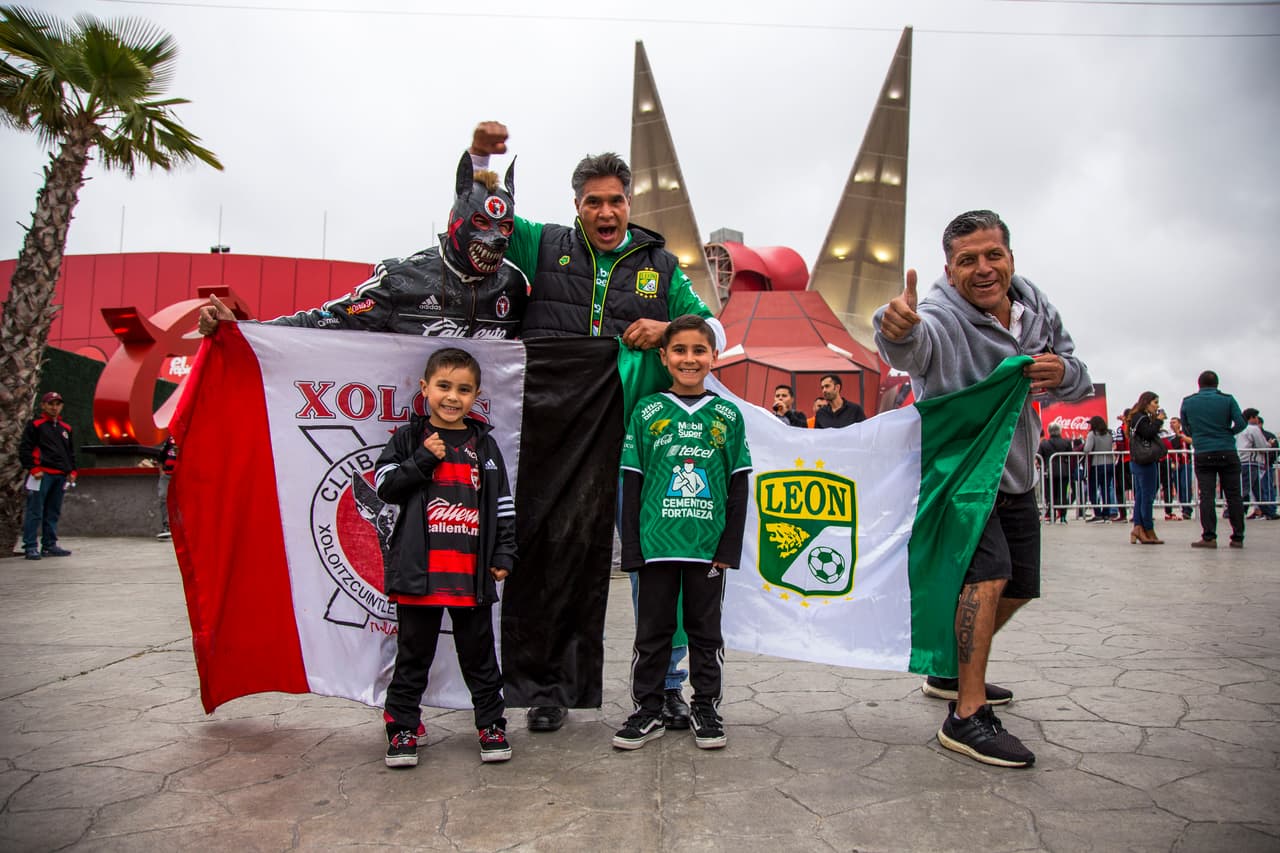 Tremendo ambiente el que se vivió dentro y fuera del Estadio Caliente para presenciar el partido de la Ida de Cuartos de Final entre los Xolos de Tijuana y los Esmeraldas del León. Un marco fantástico para un partido que pintaba muy atractivo.