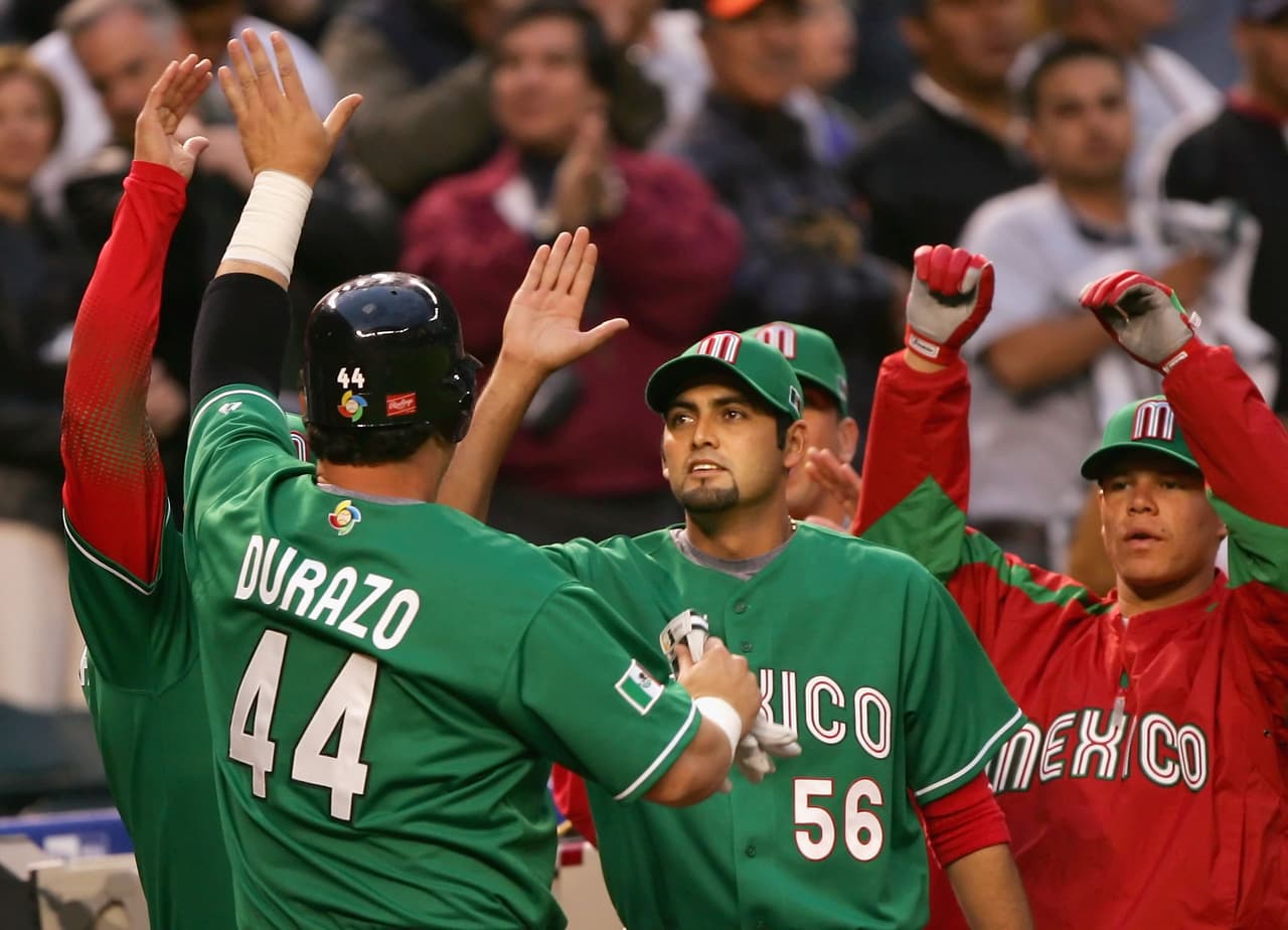 México celebra tras vencer en el World Baseball Classic por 2-1 a Estados Unidos en Chase Field el 9 de marzo de 2006 en Phoenix, Arizona.