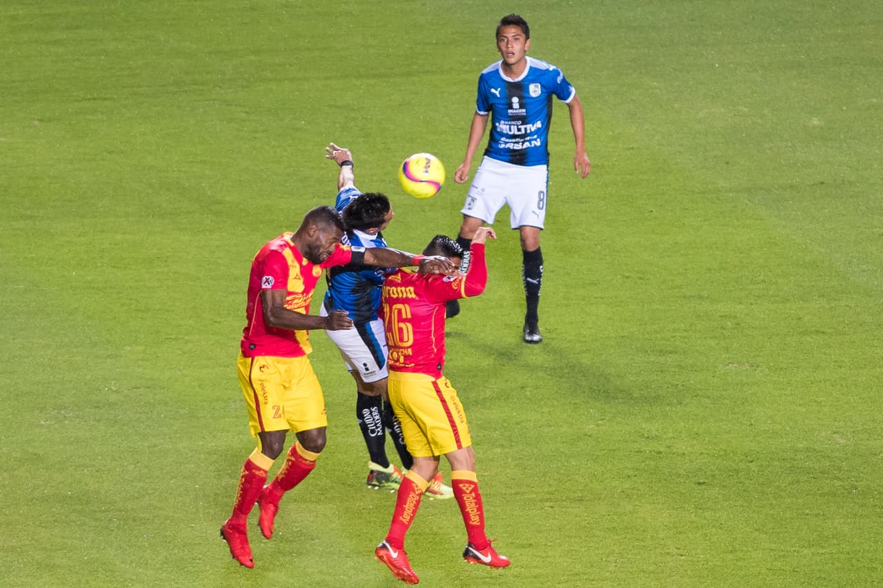 Action photo during the match Morelia vs Queretaro, Corresponding to Day 4 of the Closing Tournament 2018 of Liga BBVA Bancomer MX, at Morelos Stadium. Foto de accion durante el partido Morelia vs QUeretaro, Correspondiente a la Jornada 4 del Torneo Clausura 2018 de la Liga BBVA Bancomer MX, en el Estadio Morelos, en la foto: Gabriel Achilier, Camilo Da Silva Sanvezzo y Aldo Rocha 26/01/2018/MEXSPORT/Omar Martinez.