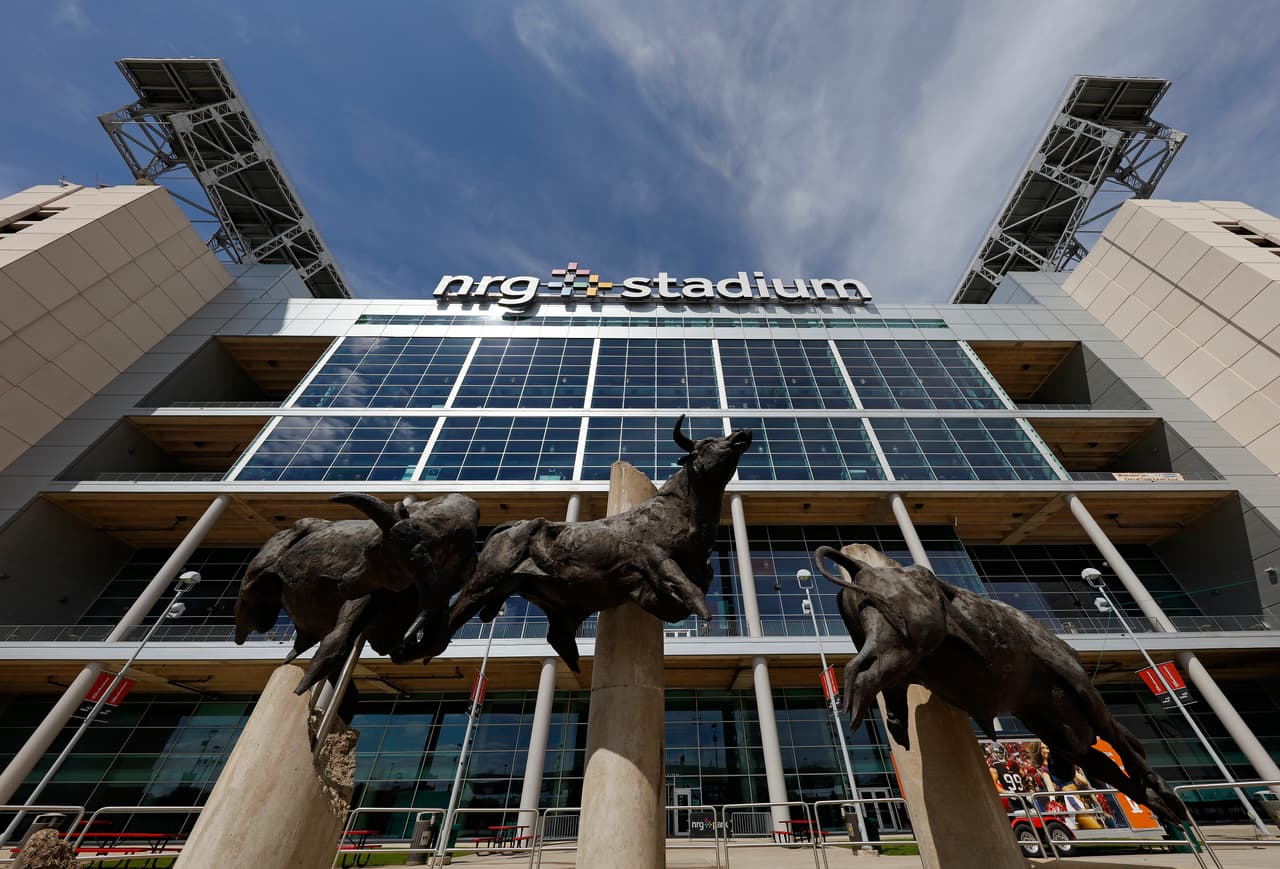 La NFL dio a conocer el calendario de la temporada regular 2016 y aquí te presentamos un juego a seguir de cada una de las 17 semanas en el camino al Super Bowl LI que se disputará en el NRG Stadium de Houston Texans el domingo 5 de febrero del 2017.