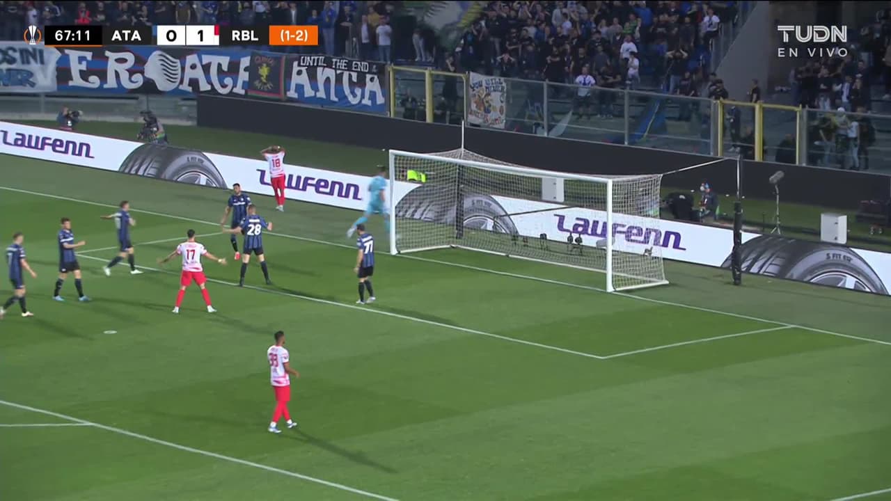 ¡TIRO ATAJADO! disparo por Christopher Nkunku.