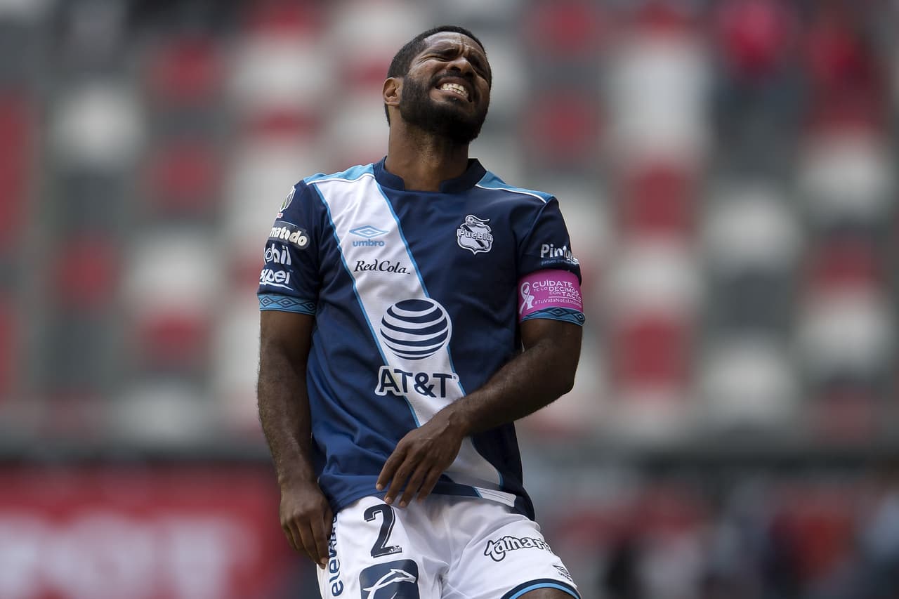 Brayan Angulo, del Puebla, explota contra el arbitraje