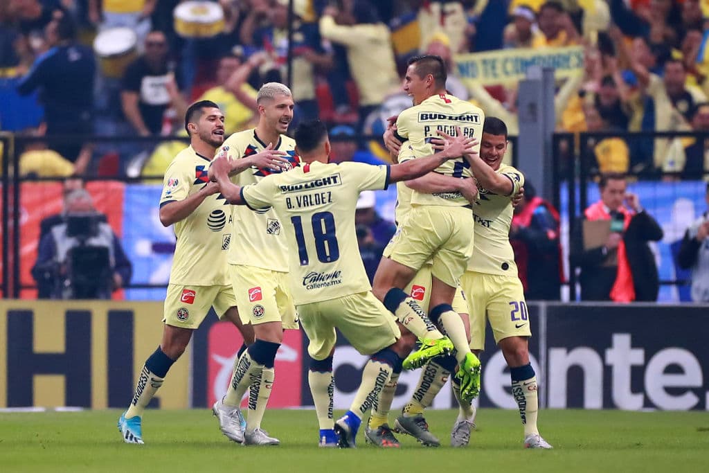 Los jugadores corren a festejar el primer tanto que empate el juego en el global.