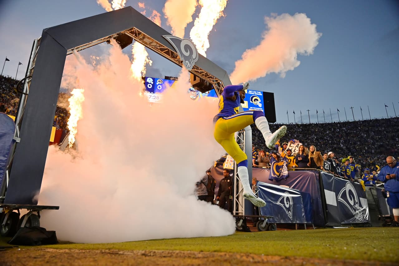 Fuegos artificiales para la salida al terreno de juego de los jugadores de Los Angeles Rams.