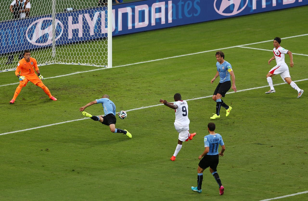 Costa Rica venció a Uruguay y a Italia y empató con Inglaterra para salir primera de su grupo.