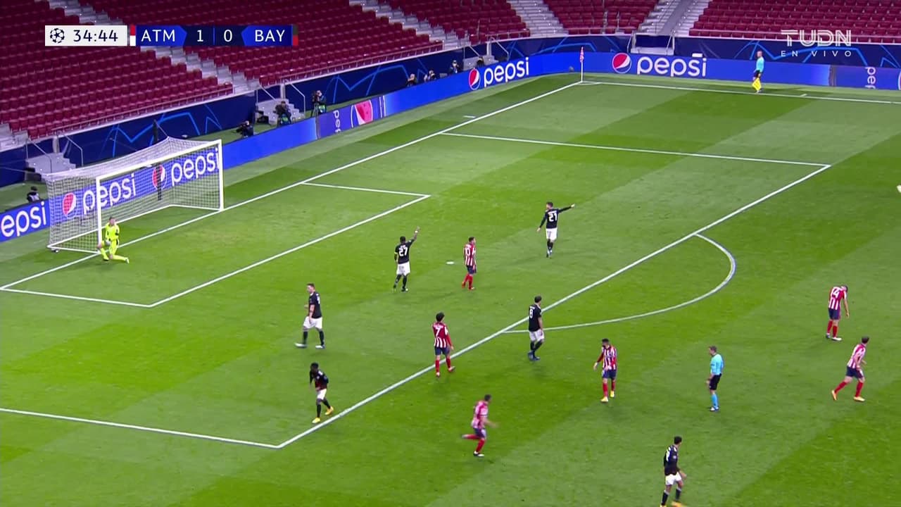 ¡TIRO ATAJADO! disparo por Joao Félix Sequeira.