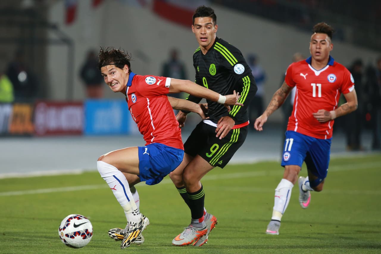 9.- Raúl Jiménez – El delantero mexicano volvió a mostrar nivel de selección. Con recortes e intentos por velocidad complicó en algunas ocasiones a los defensas chilenos, le faltó contundencia para redondear su actuación. Calificación: 7.