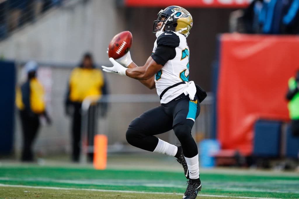 Sin embargo, en 2013 el dueño del equipo Shad Khan y sus directivos, decidieron darle un cambio tanto al diseño del casco como al del uniforme.