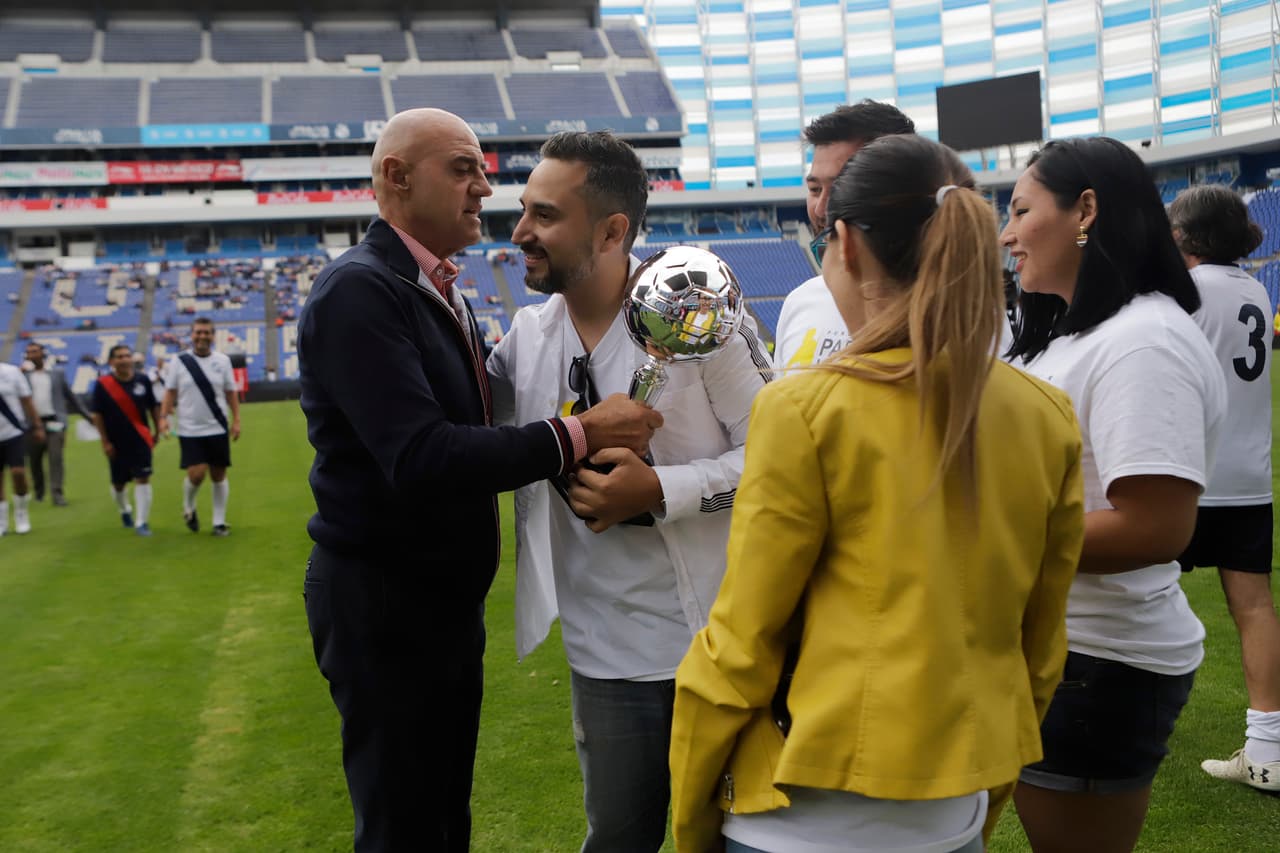 Al final del partido el técnico del Puebla, José Luis Sánchez Solá, entregó el trofeo amistoso a la familia de Pablo Larios.