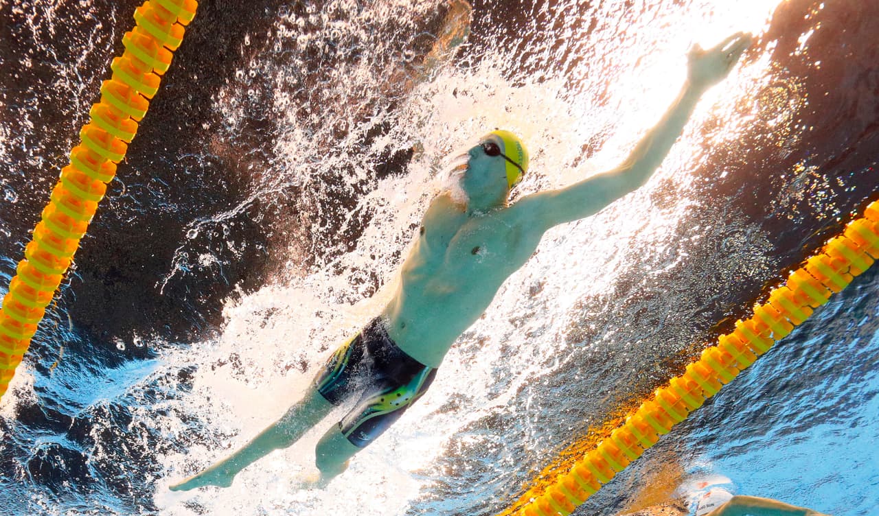 Las brazadas largas de los competidores para buscar el sueño dorado.