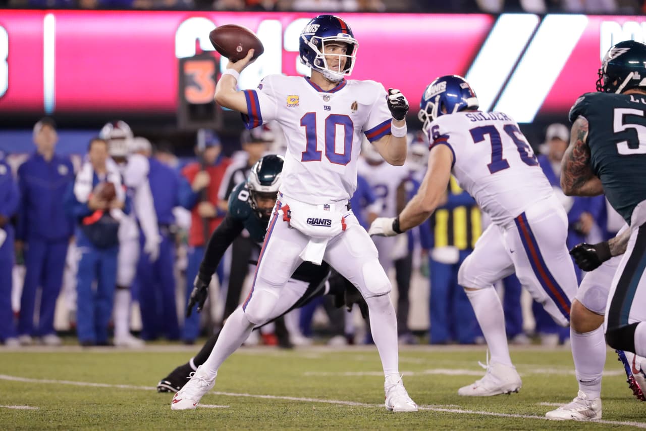 Eli Manning pasó para 281 yardas tras completar 24 de 43 pases con una intercepción. Otra jornada negativa para el veterano pasador.