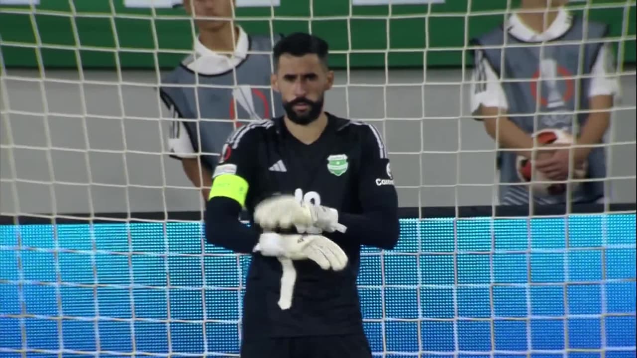 Arranca el partido y la pelota está en juego.