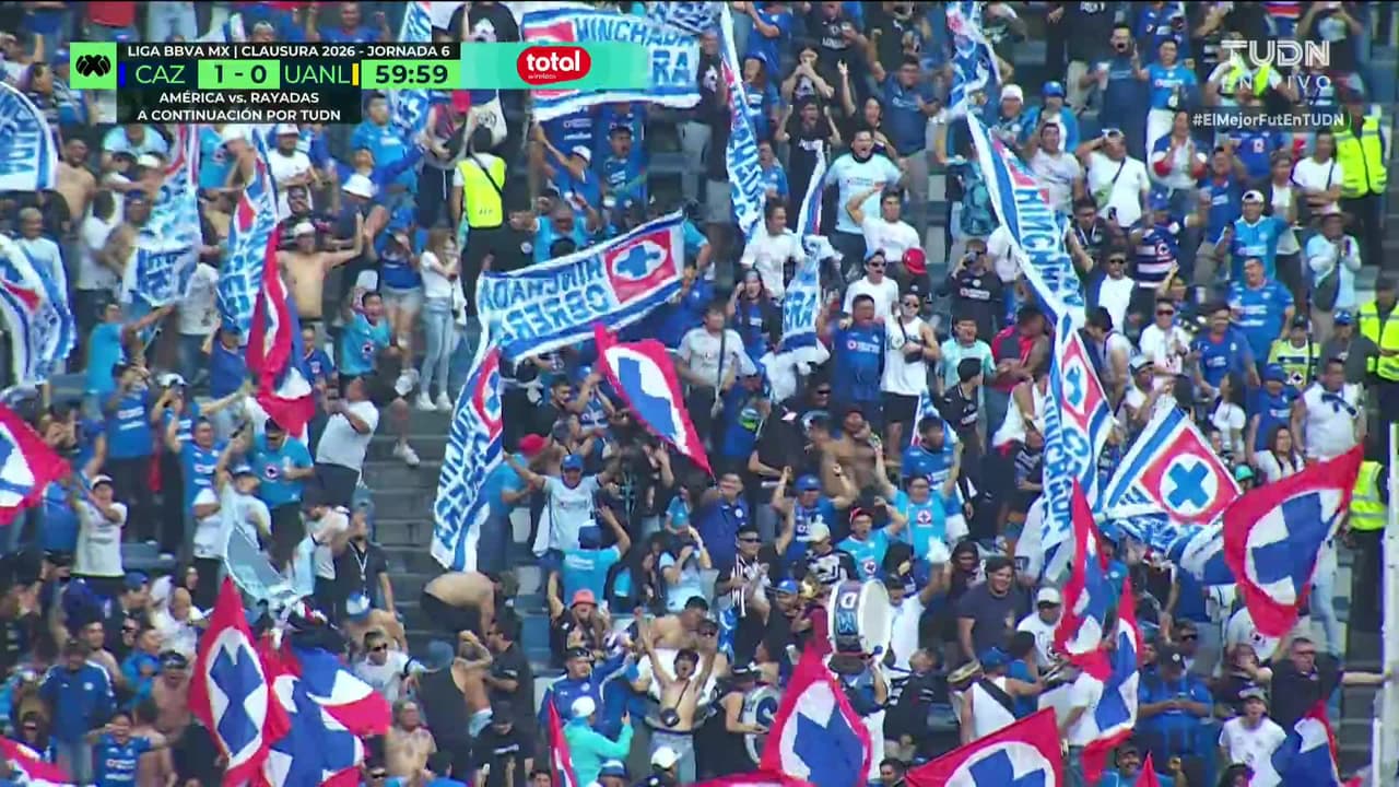 ¡GOL!  anota para Cruz Azul. Nicolás Ibáñez