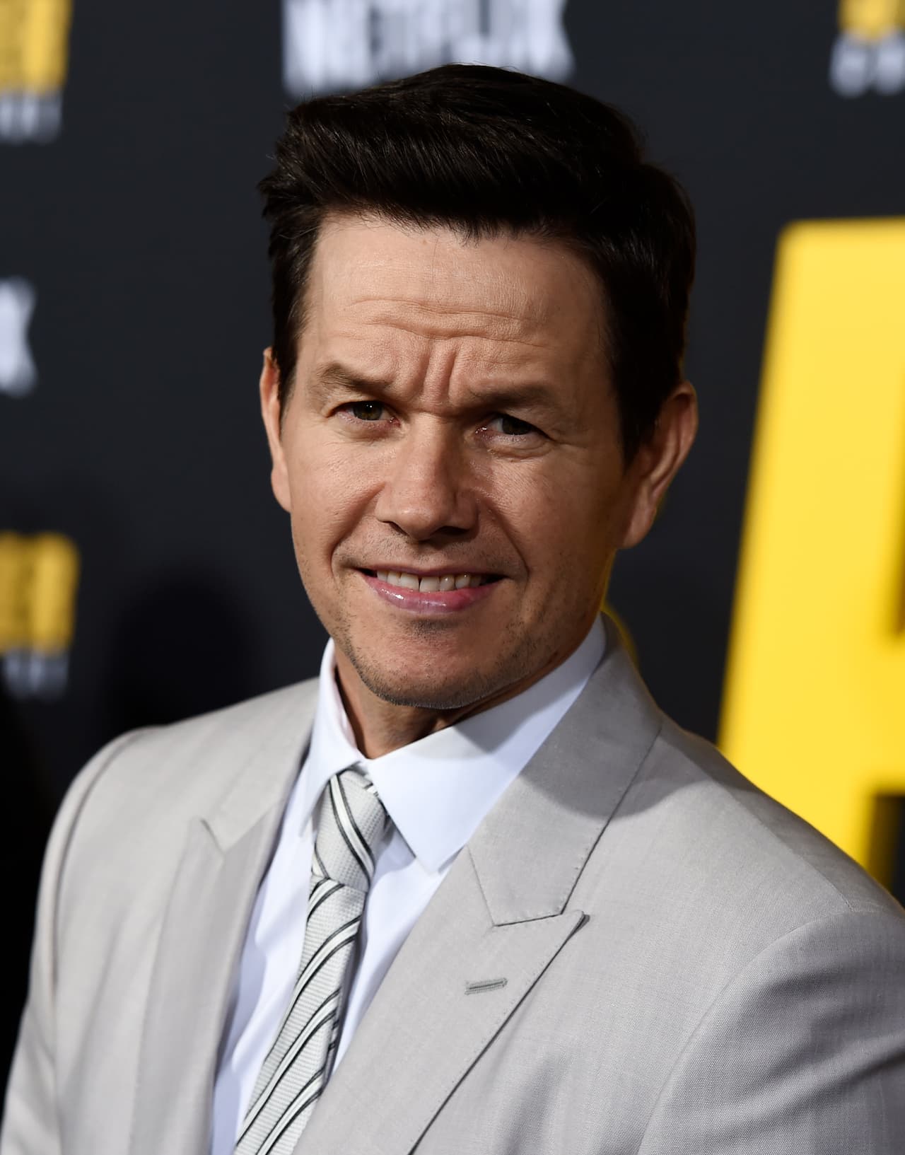 Mientras tanto, su hermano Micky Ward (Mark Wahlberg) se ha convertido en una promesa del boxeo, y las riendas de su carrera las lleva su madre (Melissa Leo). Sin embargo, a pesar de su potente gancho de izquierda, siempre acaba derrotado. Tras un combate que nunca debió celebrarse, Micky decide seguir el consejo de su novia Charlene (Amy Adams) y alejarse de su familia.