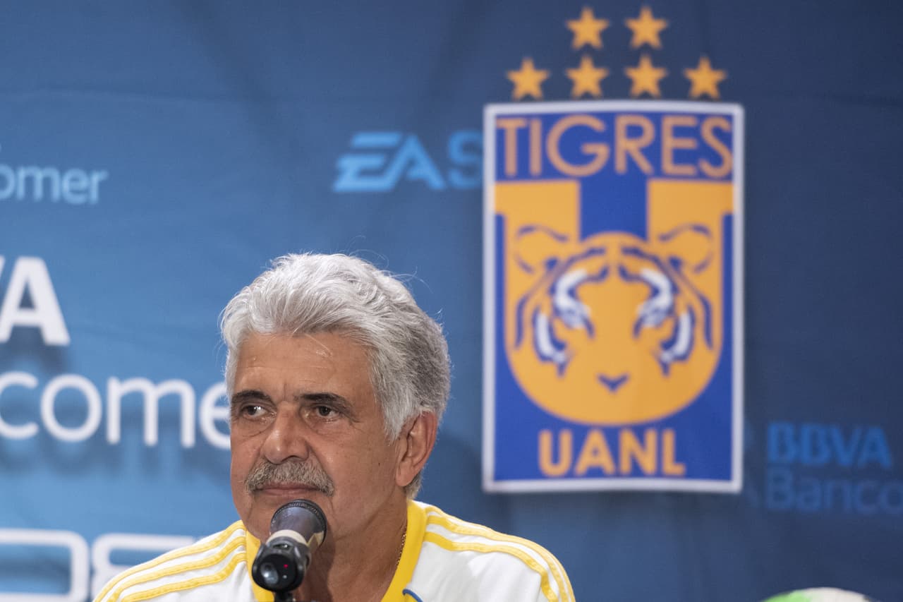 Estas son las mejores imágenes del Día de Medios que sostuvieron Ricardo 'Tuca' Ferretti, entrenador de Tigres, Ignacio Ambriz, técnico del Léon, y algunos de sus futbolistas como Carlos Salcedo, Guido Pizarro, Eduardo Vargas, Luis Montes, Ángel Mena o Fernando Navarro, entre otros, un día antes del Juego de Ida de la Final del Clausura 2019 de la Liga MX, que se efectuará en Monterrey.