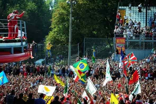 Alonso y Massa celeraron con los aficionados italianos la 18va. victoria de Ferrari en Monza.