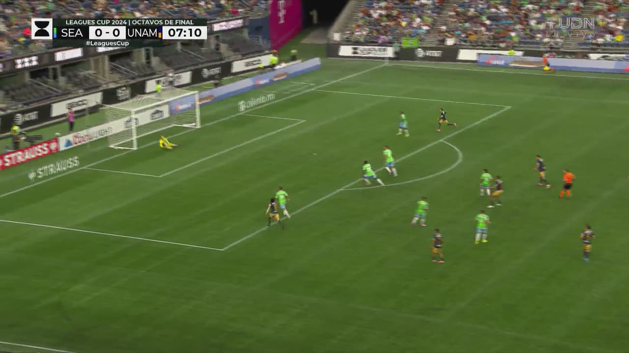 Zapatazo de Caicedo que controla sin dar rebote Thomas