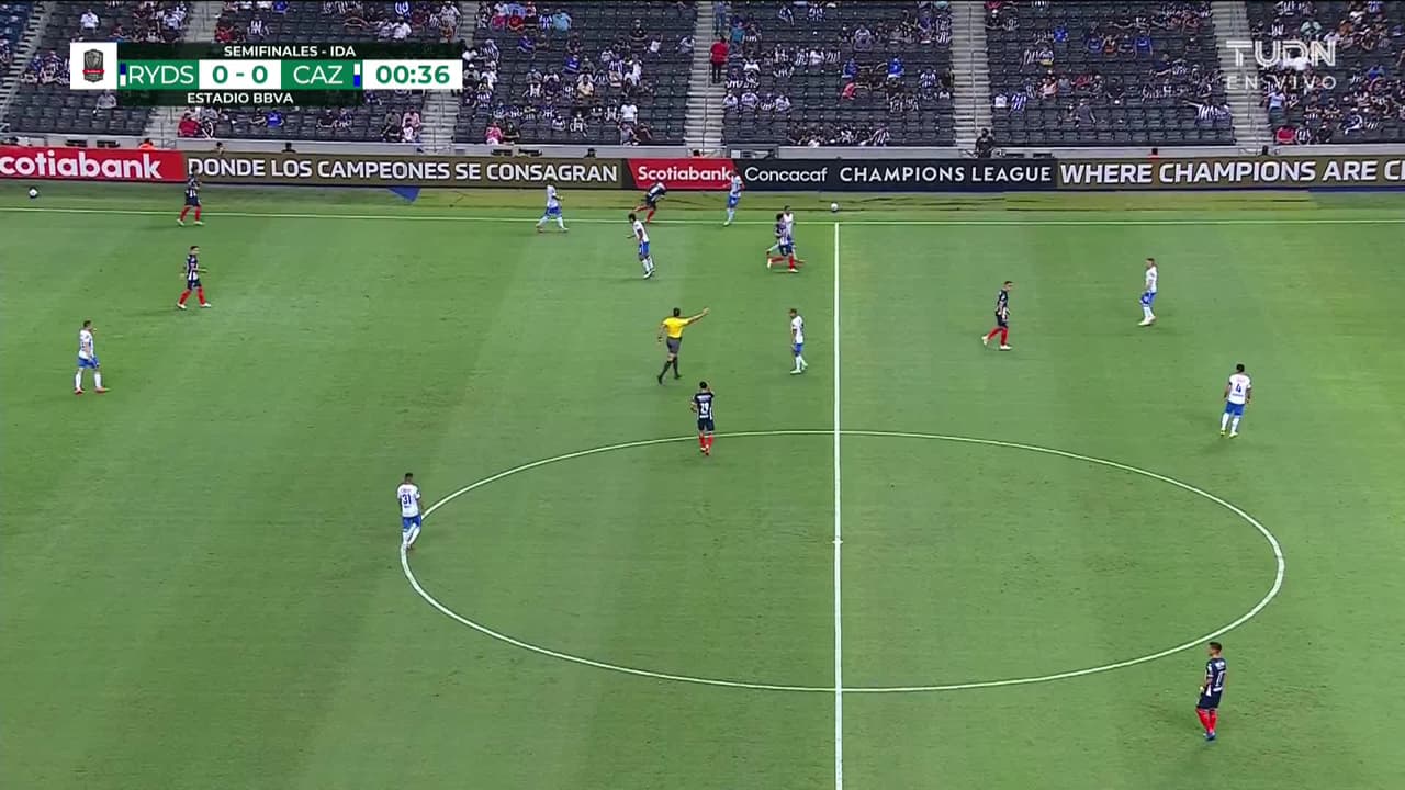 Arranca el partido y la pelota está en juego.