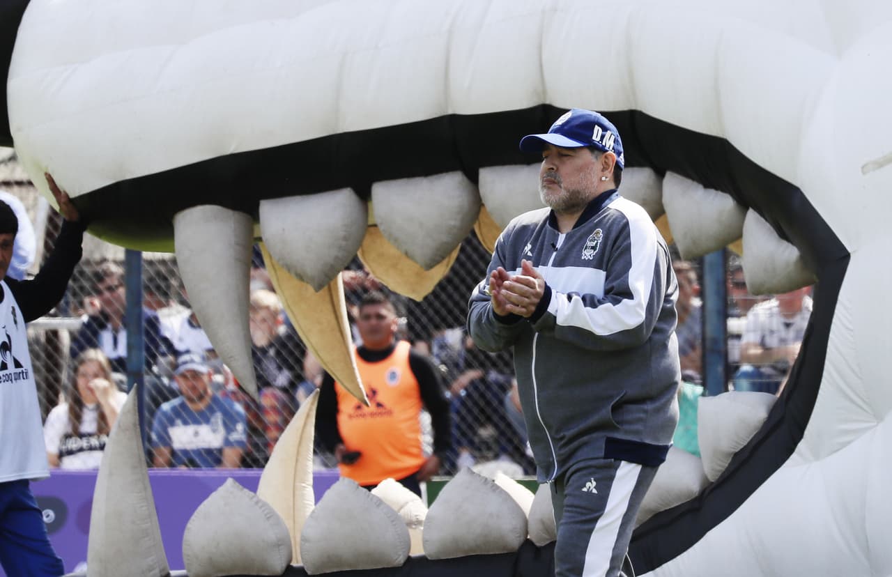 El entrenador argentino ingresa a la cancha ante los cantos de la hinchada.